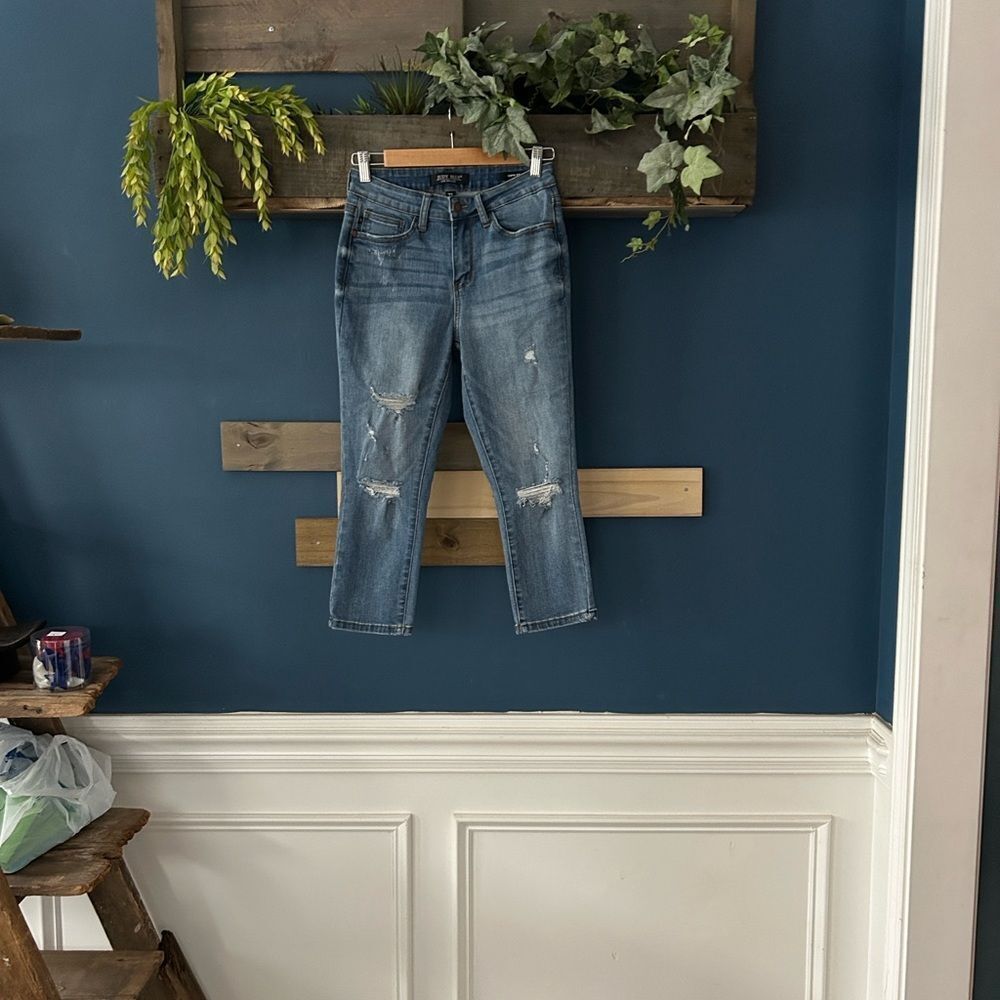Judy Blue Capris Distressed Sz 27 EUC